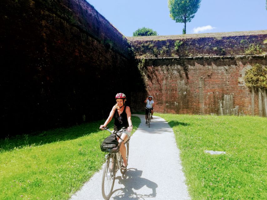 Lucca Sightseeing Tour by E-Bike or City Bike