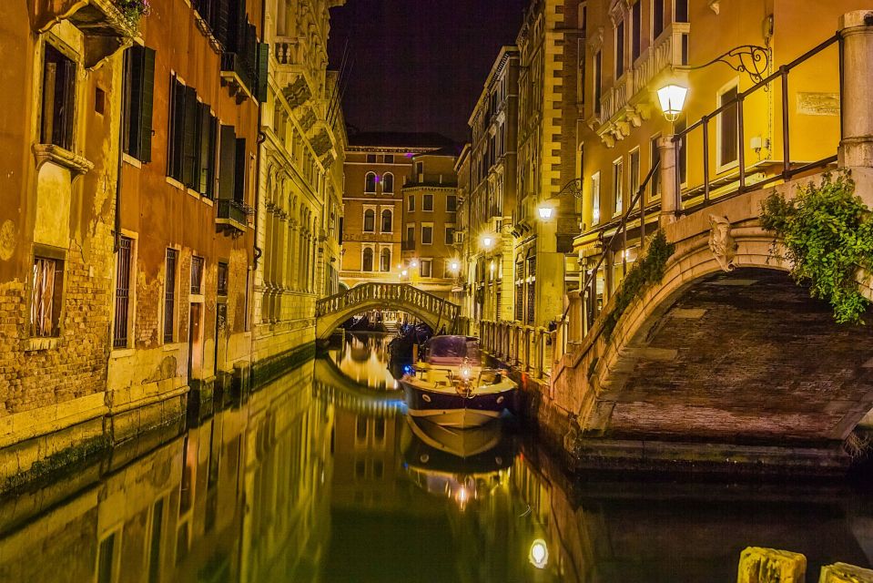 Venice: Sunset Gondola Ride & Guided Walking Tour - Experiences on the Gondola