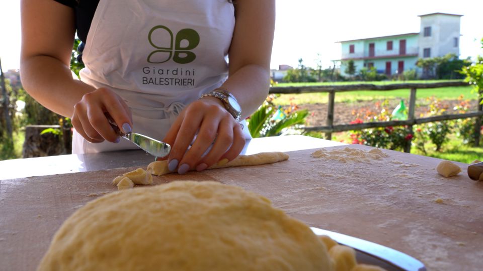 Cooking Class in Pompeii and Tasting of Typical Products - Group Size and Accessibility