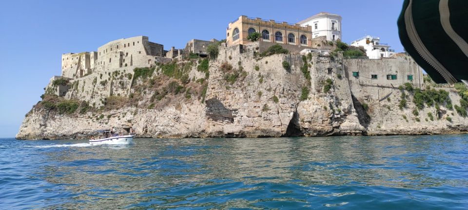 Sperlonga: Boat Tour to Gaeta With Pizza and Drinks - Onboard Amenities